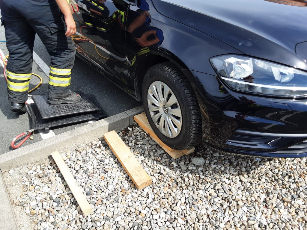Fahrzeugbergung am Parkplatz des Spar-Marktes in Preding