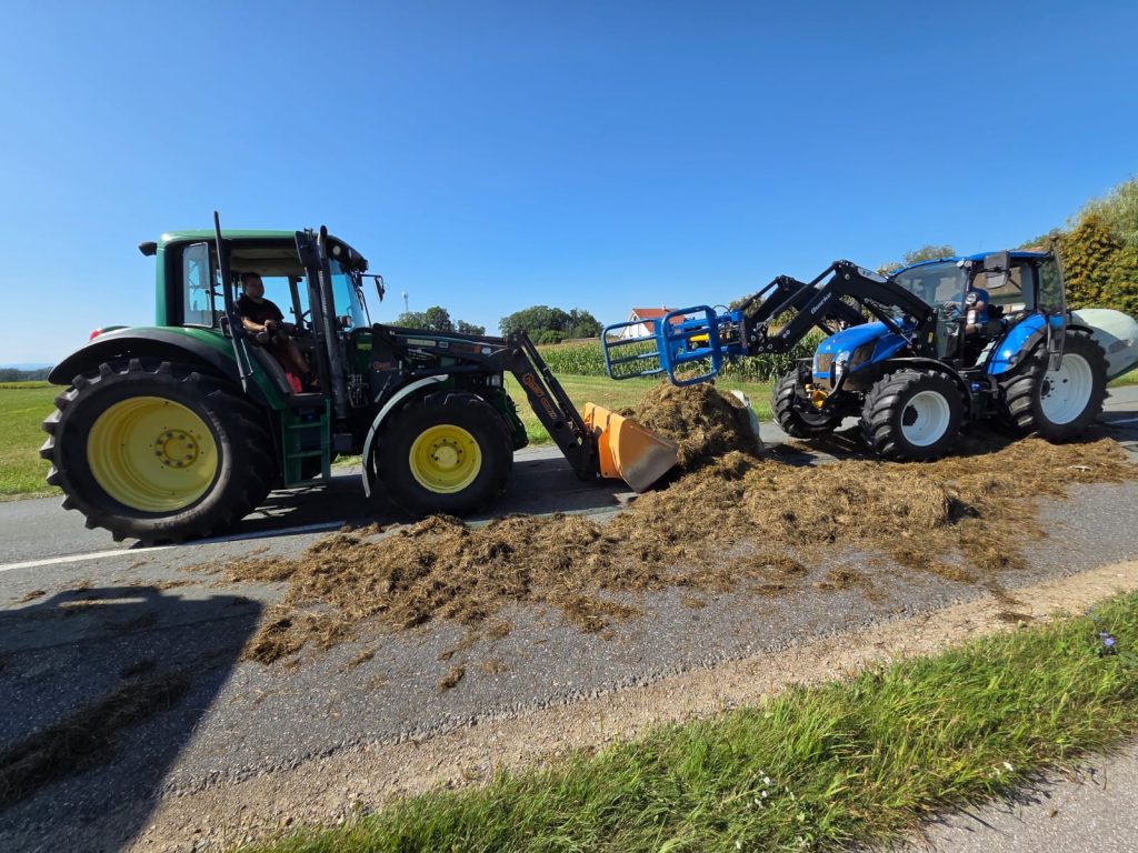 Lkw verliert Heuballen auf der L617 in Wieselsdorf