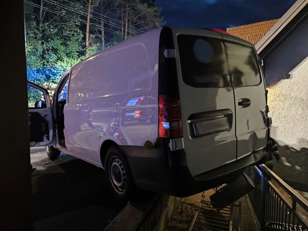 Auto stürzt über Böschung: Lenker wurde mitgeschleift